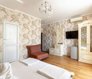 Гостиница Корона Джубга Трёхместный Комфорт с эркером-8