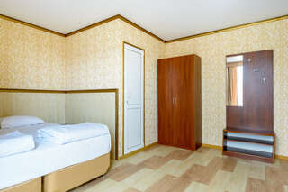 Гостиница Корона Джубга Четырёхместный Комфорт с эркером-6