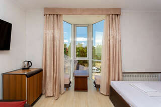 Гостиница Корона Джубга Четырёхместный Комфорт с эркером-8