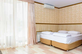 Гостиница Корона Джубга Четырёхместный Комфорт с эркером-4